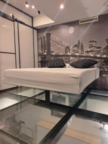 sypialnia z łóżkiem na szklanej podłodze w obiekcie moraleja suite 3 w mieście Alcobendas