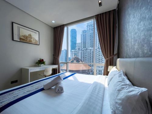Habitación de hotel con cama y ventana grande en Soho Suites klcc by i.desk, en Kuala Lumpur