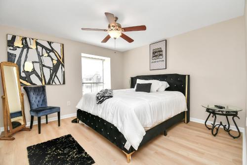 een slaapkamer met een bed en een plafondventilator bij Tranquil 3BR Getaway:Modern in Houston