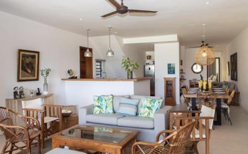 - un salon avec un canapé et une table dans l'établissement Beach Villa Mauritius, à Roches Noires