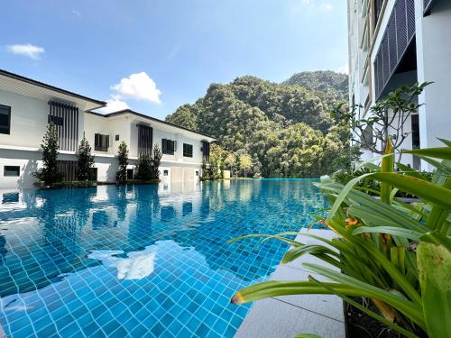 une piscine au milieu d'un immeuble dans l'établissement Cozy Loft at Sunway Onsen, à Kampong Batu Lapan