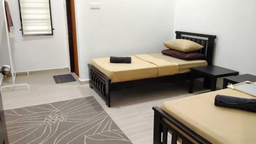 Giường trong phòng chung tại Tokiku Homestay Paka unit A