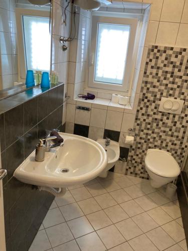 een badkamer met een wastafel en een toilet bij Guest House Libertas in Dubrovnik