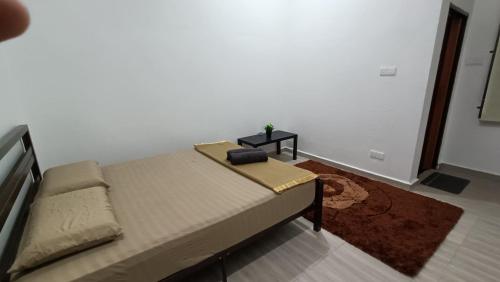 um quarto com uma cama e uma mesa lateral em Tokiku Homestay Paka unit B em Paka