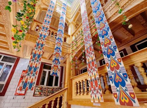 ein Gebäude mit farbenfrohen Fliesen an den Wänden und Decken in der Unterkunft Good Morning Homestay Inn in Kashgar