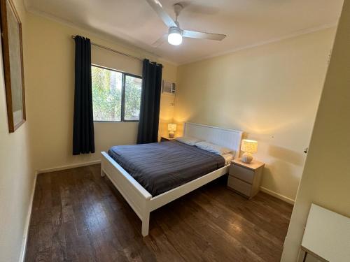 1 dormitorio con cama y ventana en Broome, en Broome