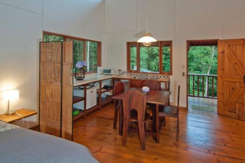 eine Küche und ein Esszimmer mit einem Tisch und Stühlen in der Unterkunft The Cloud Forest Magical Villa in Monteverde Costa Rica