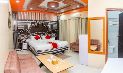 een slaapkamer met een kingsize bed en een badkamer bij Hotel Janmabhumi in Pashupatināth