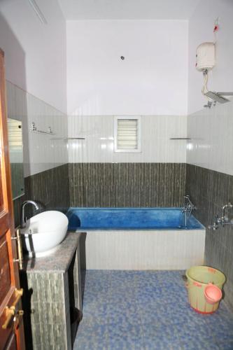 Un baño de Utopia at Blissful Haven- near Auroville visiter center