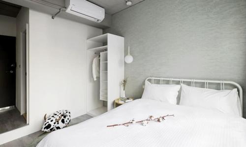a bedroom with a white bed with white pillows at 109台北旅館-台北109青旅 109 Taipei Hotel - Taipei 109 Hostel in Taipei