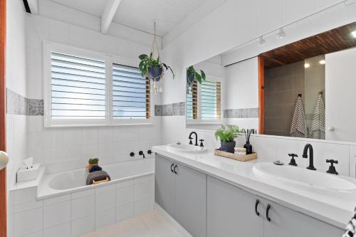 ein weißes Badezimmer mit zwei Waschbecken und einer Badewanne in der Unterkunft Hygge Loft in Mount Eliza