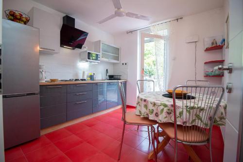 cocina con mesa y sillas y cocina con mesa y cocina en Apartment Un Chat, en Rovinj