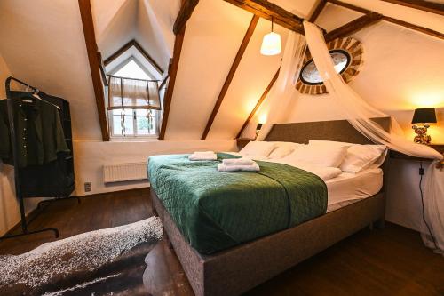 ein Schlafzimmer mit einem Bett mit zwei Handtüchern darauf in der Unterkunft Boutique Apartman Mikulov in Mikulov