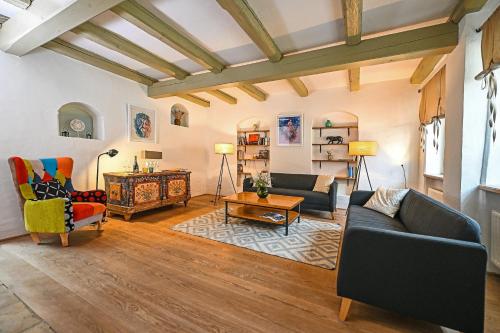 ein Wohnzimmer mit 2 Sofas und einem Tisch in der Unterkunft Boutique Apartman Mikulov in Mikulov