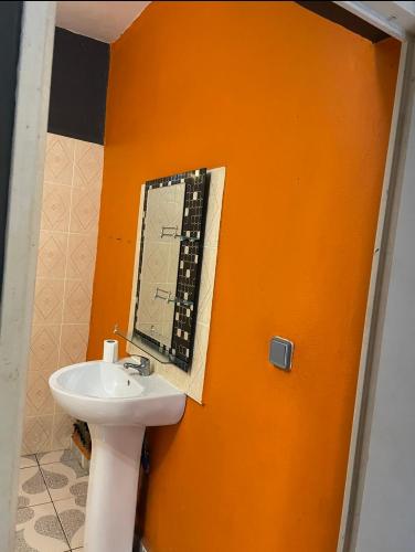 baño con lavabo y espejo en la pared en La maison des rives en Sada