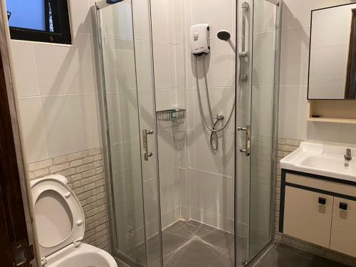 une salle de bain avec une douche avec des toilettes et un lavabo dans l'établissement P Villa Homestay, à Ban Bang Krasan
