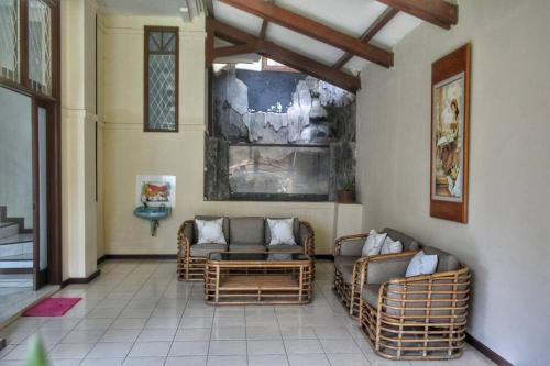 ein Wohnzimmer mit zwei Sofas und einem Tisch in der Unterkunft Kuca Dago IV in Bandung