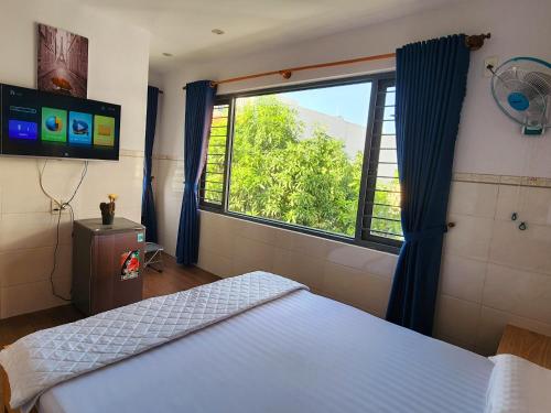 sypialnia z łóżkiem i dużym oknem w obiekcie Sena home 3#1-Near Danang Dragon Bridge-Han River w mieście Da Nang