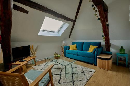 un salon avec un canapé bleu et une fenêtre dans l'établissement 