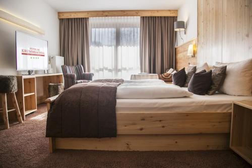 Tempat tidur dalam kamar di Hotel Im Krummbachtal