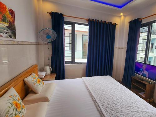 - une chambre avec un lit, une télévision et une fenêtre dans l'établissement Sena home 3rd-Near Danang Dragon bridge-Han river, à Đà Nẵng