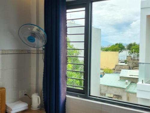 Cette chambre avec vue dispose d'une fenêtre avec un ventilateur. dans l'établissement Sena home 3rd-Near Danang Dragon bridge-Han river, à Đà Nẵng