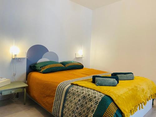 una camera con un letto con due cuscini sopra di LE SAINT CYRICE a Rodez