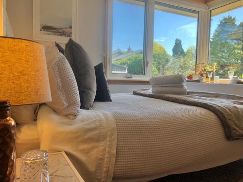 een slaapkamer met een groot bed en een raam bij Lovely Budget Vegan Homestay in Newstead