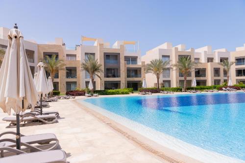 Modern apartment with large pool & beach access