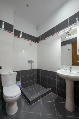 Bilik mandi di Unico ApartHotel