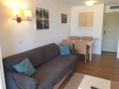 un salon avec un canapé et une table dans l'établissement Cap Esterel Cote d'Azur VUE MER, à Agay