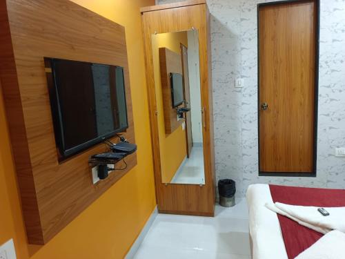 TV a/nebo společenská místnost v ubytování Hotel airport annex