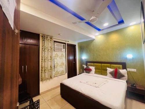 a bedroom with a bed with a blue ceiling at Hotel Pratap Heights in Rānchī