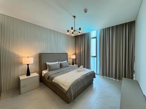 Postel nebo postele na pokoji v ubytování Manzil - 2Br Apt nr Downtown w Lagoon & Burj View