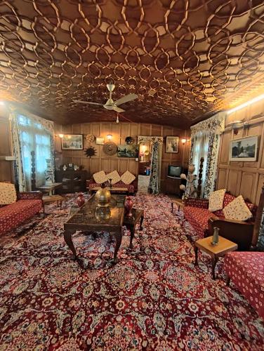 Ameerpet的住宿－Houseboat，客厅配有沙发和桌子