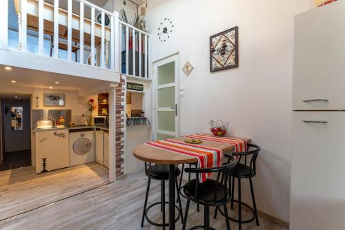 Dapur atau dapur kecil di Appart Aux portes de la Camargue