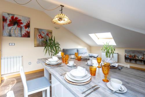 a kitchen and dining room with a table and chairs at Atico Eufrasio in Lerma