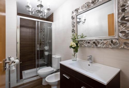 萊爾馬的住宿－Atico Eufrasio，一间带水槽、卫生间和镜子的浴室