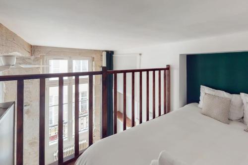 une chambre avec un lit et un balcon dans l'établissement Chez Gustave: CLIM Calm,Saint Paul Marais, 2Guests, à Paris