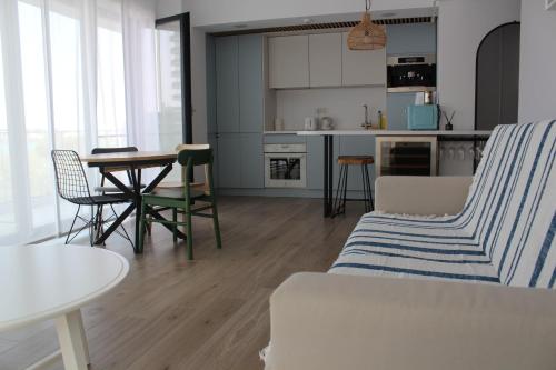 - un salon avec un canapé et une table dans l'établissement Blue Apartment Mamaia Nord, à Mamaia