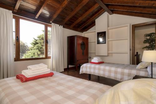 a room with two beds with a window at Casa Perdomo in Masdache