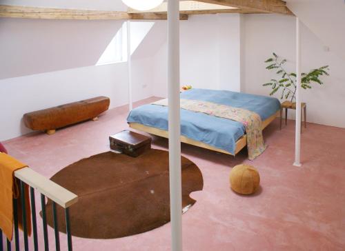 ein Schlafzimmer mit einem Bett in einem Zimmer mit Aoodoo in der Unterkunft Logenplatz über Trier in Trier