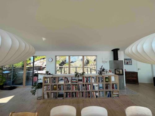 ein Wohnzimmer mit einem Bücherregal voller Bücher in der Unterkunft House in Lofoten, beautiful view/ Hus i Lofoten in Kabelvåg