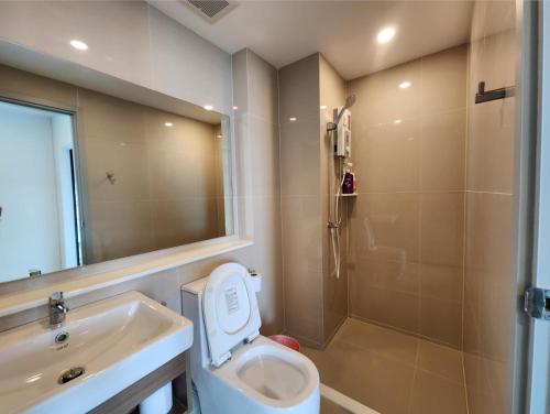 een badkamer met een wastafel, een toilet en een douche bij Aspire Ratchada精品公寓 in Bangkok