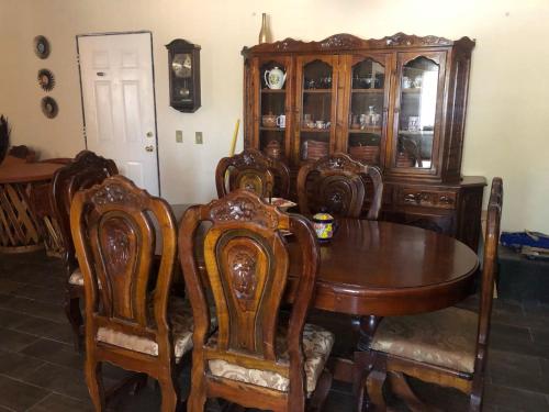 uma sala de jantar com uma mesa de madeira e cadeiras em CASA RÚSTICA PARA HOSPEDAJE em El Saucito