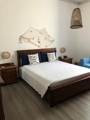 サン・ヴィート・ロ・カーポにあるCasa Mariettaのベッドルーム(青い枕の大型ベッド1台付)