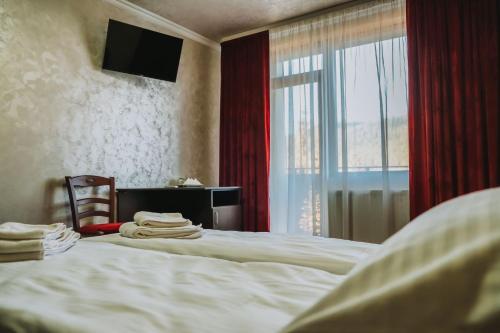 um quarto de hotel com uma cama e uma janela em Paradise Point em Vartop