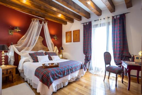 a bedroom with a bed and a table and a desk at Posada de Eufrasio in Lerma