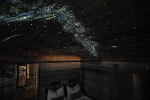 una habitación con un techo con estrellas. en Brandlalm Tinys, en Gundisch