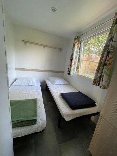 Krevet ili kreveti u jedinici u objektu Mobilehome climatisé avec TV pour 4 - Proche Europa Park